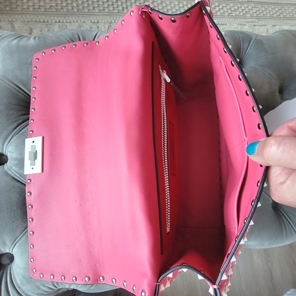 NWOB. VALENTINO GARAVANI quilted pink Spike Shoulder Bag w/ white studs - Picture 8 of 16